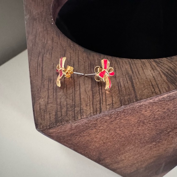 Vintage 1985 AVON Delicate Red Enamel Gold Tone Ribbon Bow Pierced Post Earrings - Picture 3 of 3
